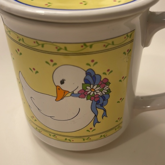 Vintage duck coffee mug with yellow lid coater. - Picture 5 of 6